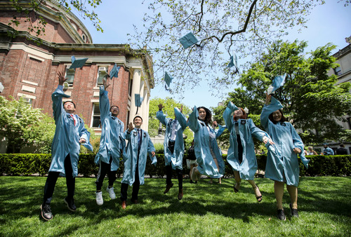 2019年5月22日，在美国纽约，哥伦比亚大学的中国留学生参加毕业典礼时拍照。新华社记者王迎摄