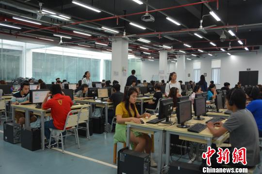 图为来自越南、老挝、柬埔寨、韩国、蒙古5国的81名留学生在贵州唯一网络考点——贵州盛华职业学院参加中国汉语水平考试。　赵敏 摄